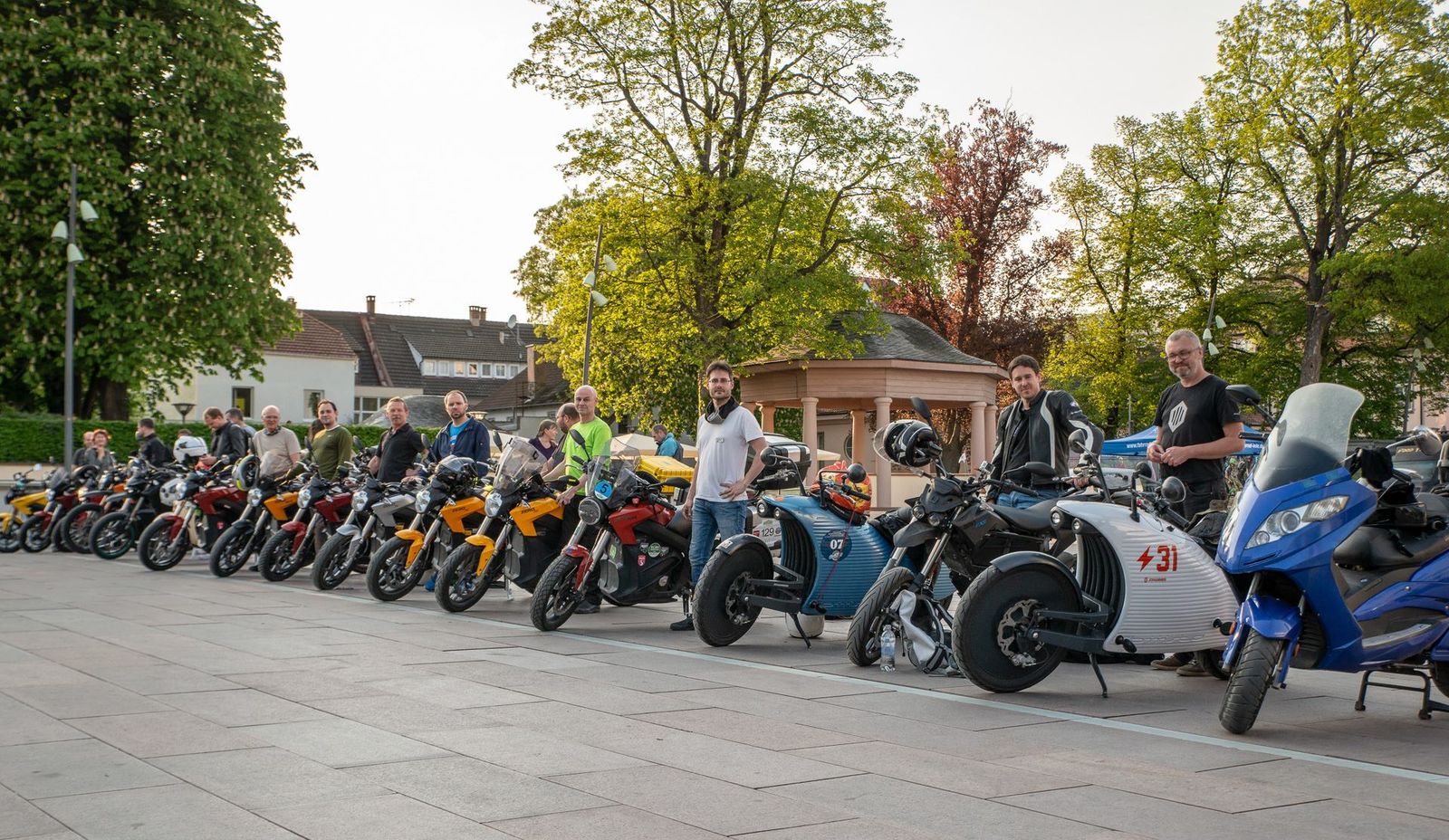 Lange Reihe von Elektromotorrädern und ihren Fahrern am Electric Night Ride #4 in Stuttgart